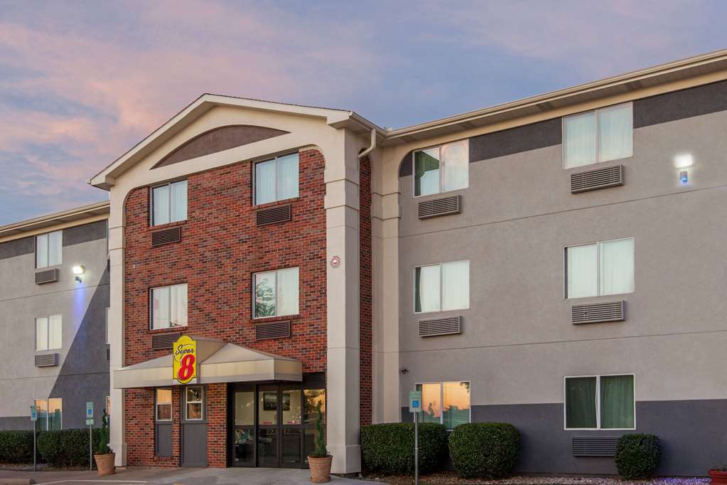 Super 8 (Wyndham) Bedford, TX, DFW-West- Tourist Class