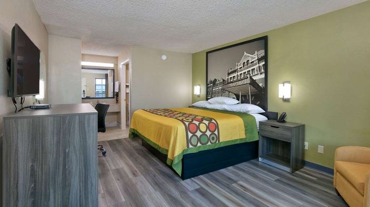 Super 8 Mobile/Tillmans Corner Room