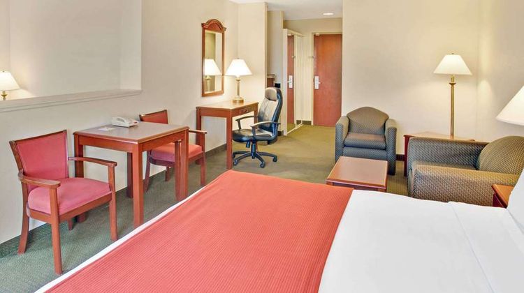 Days Inn & Suites Laurel Near Fort Meade Room