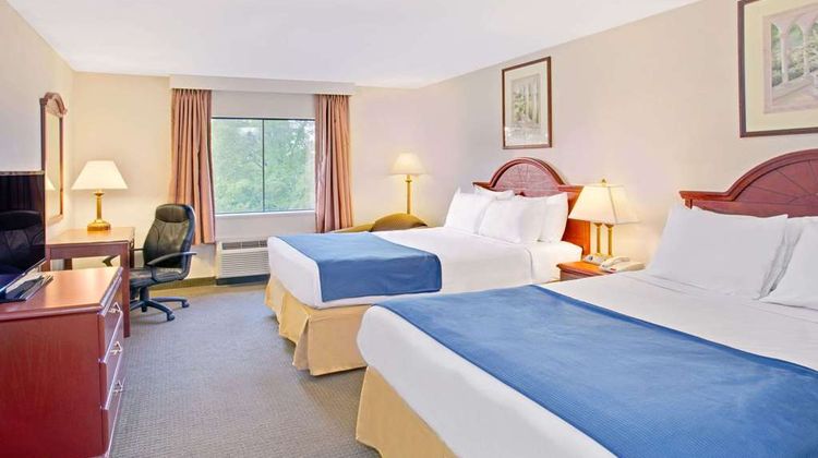 Days Inn & Suites Laurel Near Fort Meade Room