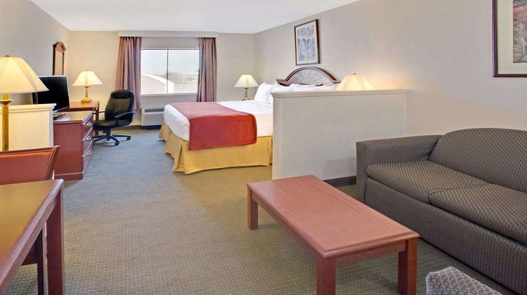 Days Inn & Suites Laurel Near Fort Meade Room