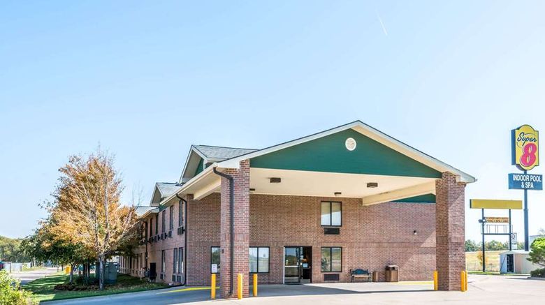 Super 8 Salina I-70 Exterior. Images powered by <a href="https://iceportal.shijigroup.com" target="_blank" rel="noopener">Ice Portal</a>.