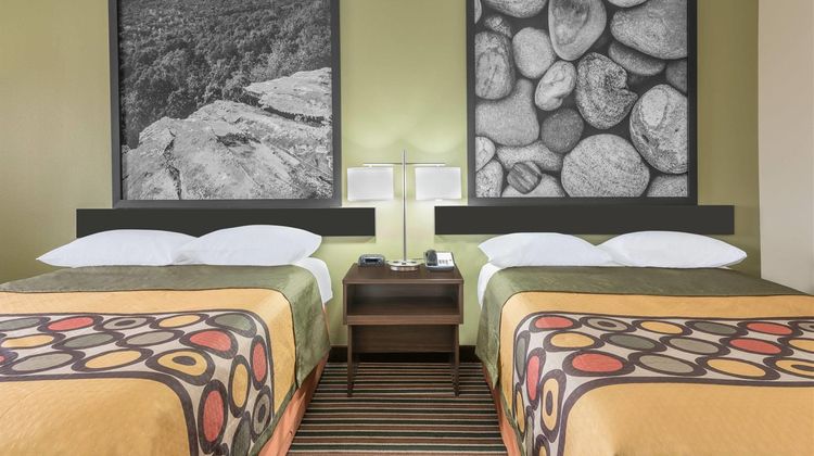 Super 8 Bryant Room