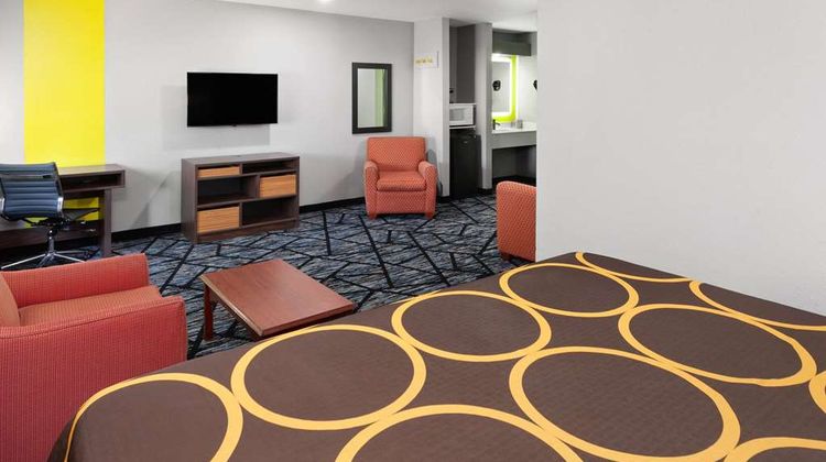 Super 8 Olney Suite