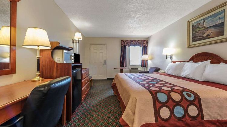 Super 8 Eastland Room