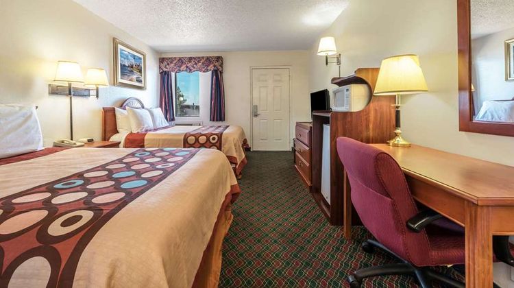 Super 8 Eastland Room
