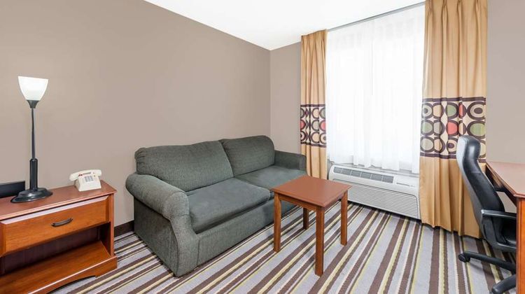 Super 8 Bolivar Suite