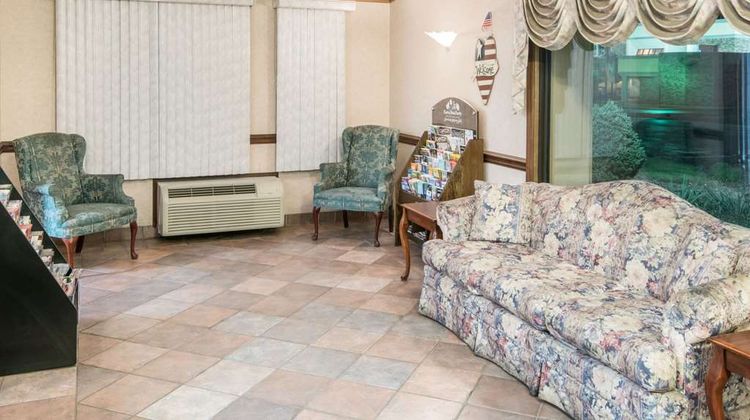 Knights Inn Canton Lobby
