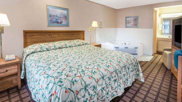Knights Inn Canton Suite