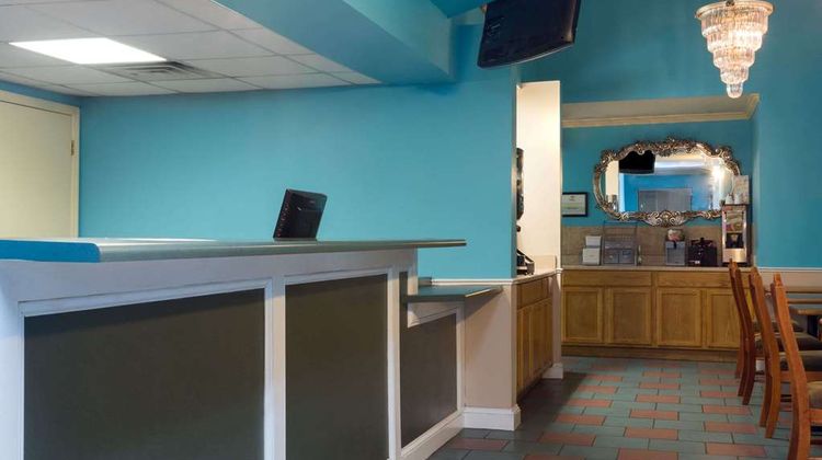Super 8 Brunswick/South Lobby