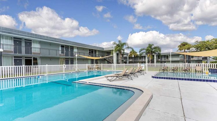 Super 8 Ocala Pool