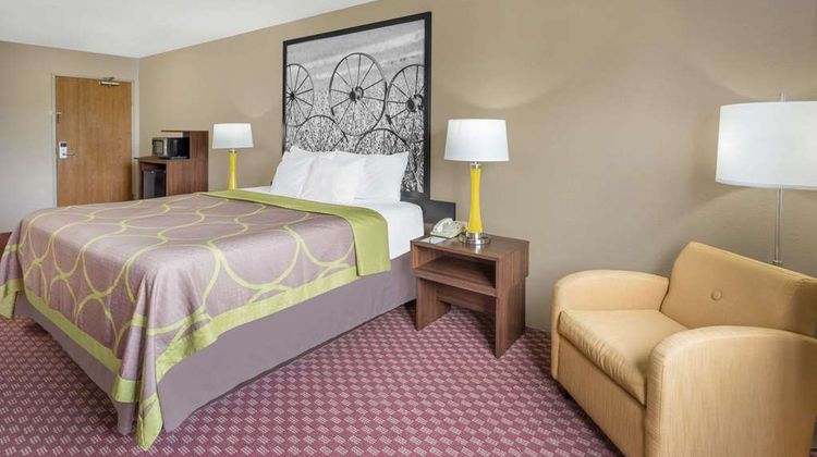 Super 8 Hebron Lowell Area Room