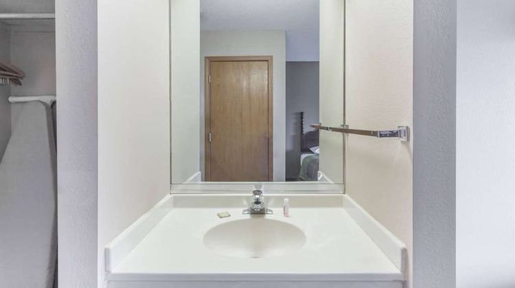 Super 8 Yorkville Room
