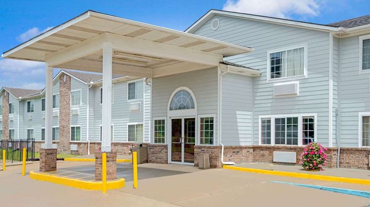 Super 8 Riverside/Kansas City Exterior