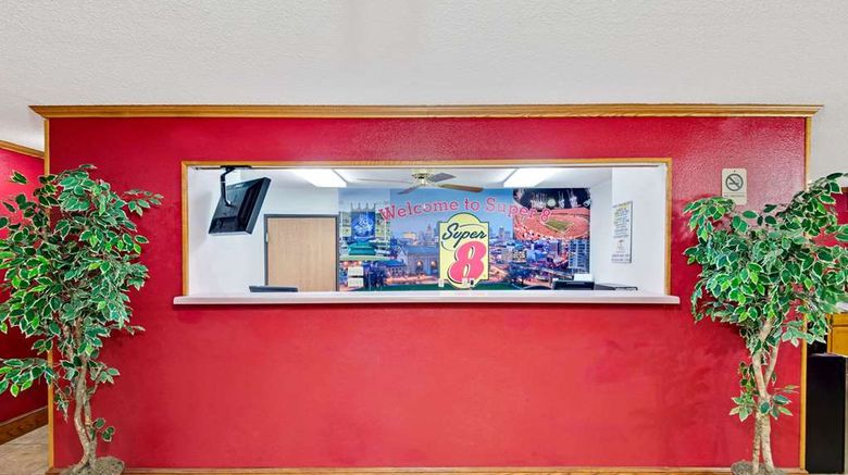 <b>Super 8 Riverside/Kansas City Lobby</b>. Images powered by <a href="https://iceportal.shijigroup.com/" title="IcePortal" target="_blank">IcePortal</a>.