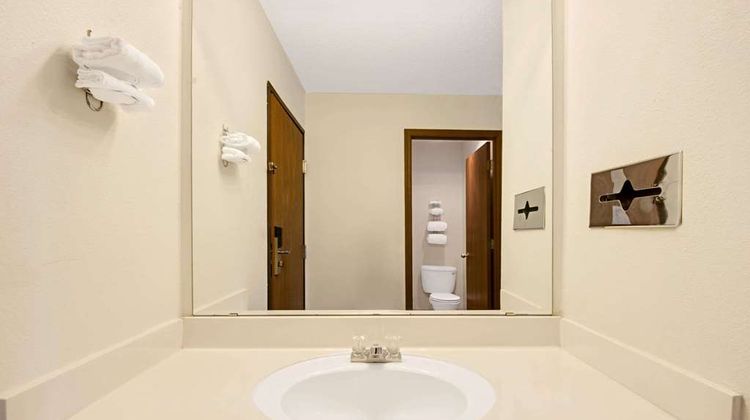 Super 8 Riverside/Kansas City Room