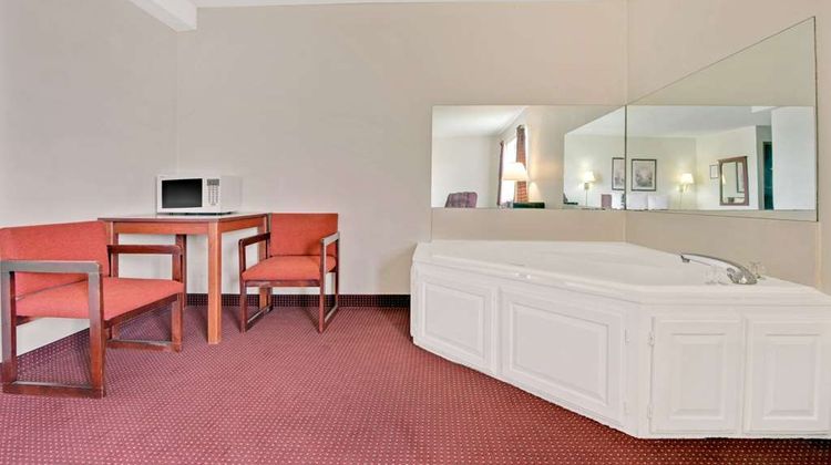 Super 8 Riverside/Kansas City Suite