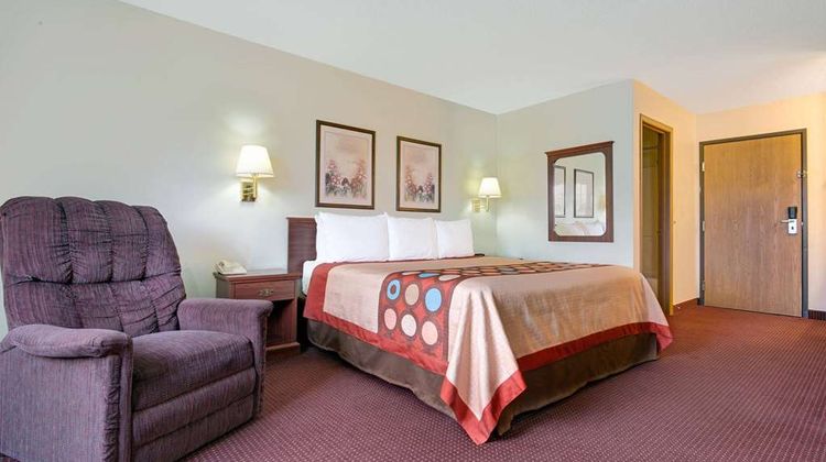 Super 8 Riverside/Kansas City Suite