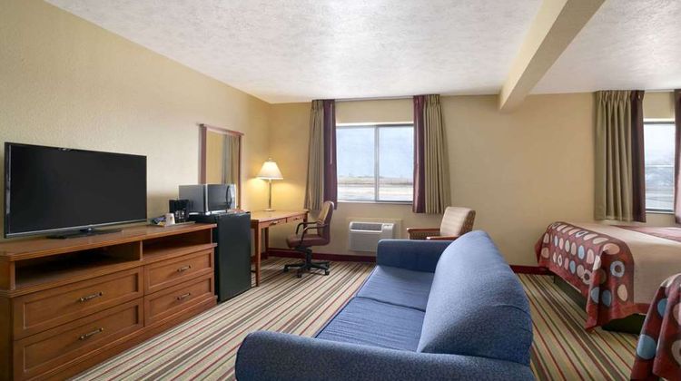 Super 8 Park City/North Wichita Area Suite
