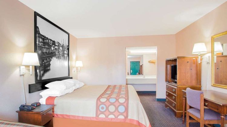 Super 8 Columbia Room