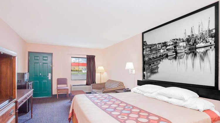 Super 8 Columbia Room