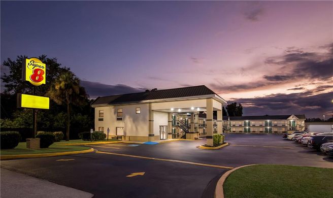 Super 8 Columbia Exterior