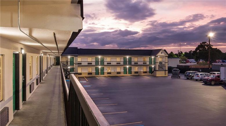 <b>Super 8 Columbia Exterior</b>. Images powered by <a href="https://iceportal.shijigroup.com/" title="IcePortal" target="_blank">IcePortal</a>.