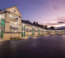 Super 8 Columbia Exterior