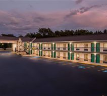 Super 8 Columbia Exterior