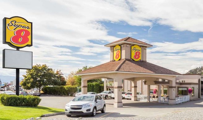 Super 8 Kelowna Exterior
