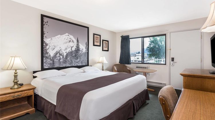 Super 8 Kelowna Room
