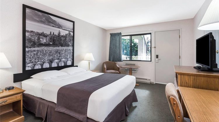 Super 8 Kelowna Room