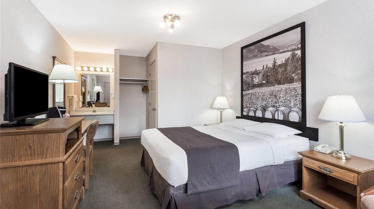 Super 8 Kelowna Room