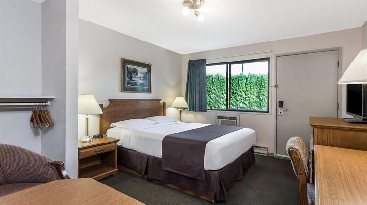 Super 8 Kelowna Room