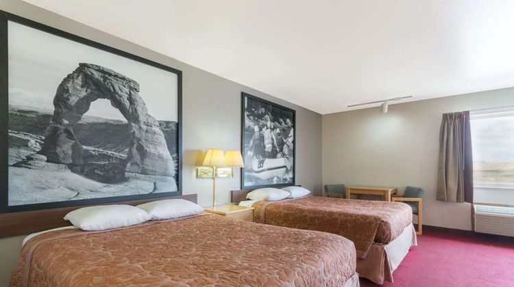 Super 8 Green River Room
