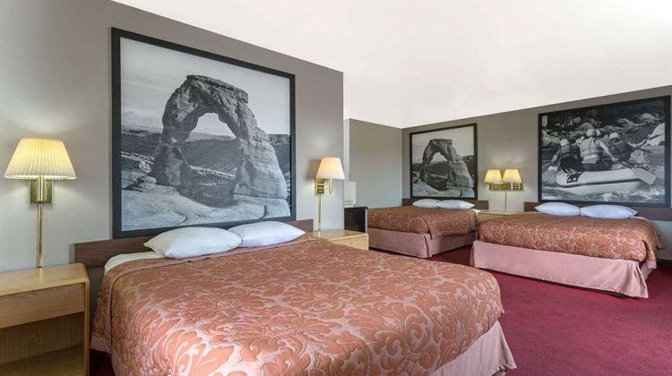 Super 8 Green River Room