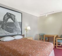 Super 8 Green River Room