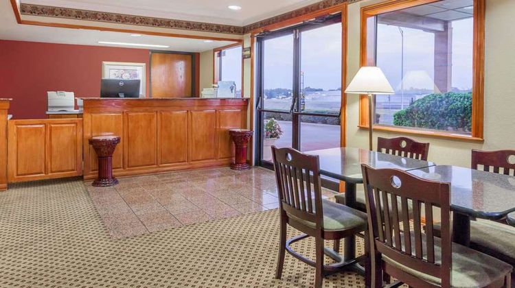 Super 8 Mount Vernon Lobby
