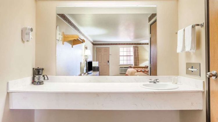 Super 8 Mount Vernon Room