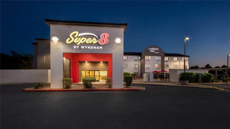 Super 8 Phoenix/Mesa/Gilbert Road Exterior