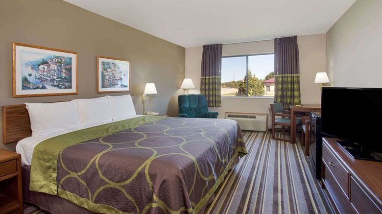 <b>Super 8 Charles City Room</b>. Images powered by <a href="https://iceportal.shijigroup.com/" title="IcePortal" target="_blank">IcePortal</a>.