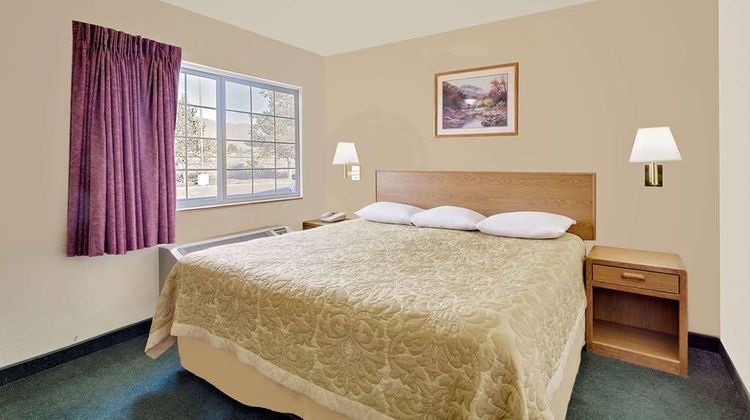 Super 8 Battle Mountain Room