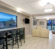 Super 8 Shelby Lobby