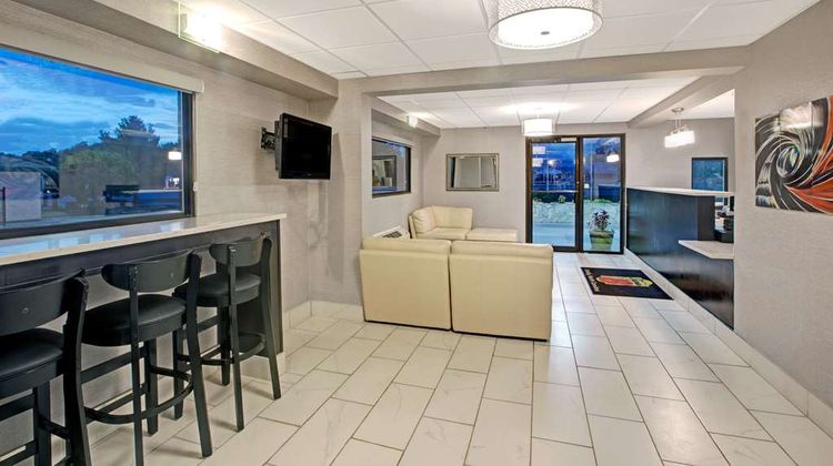 Super 8 Shelby Lobby