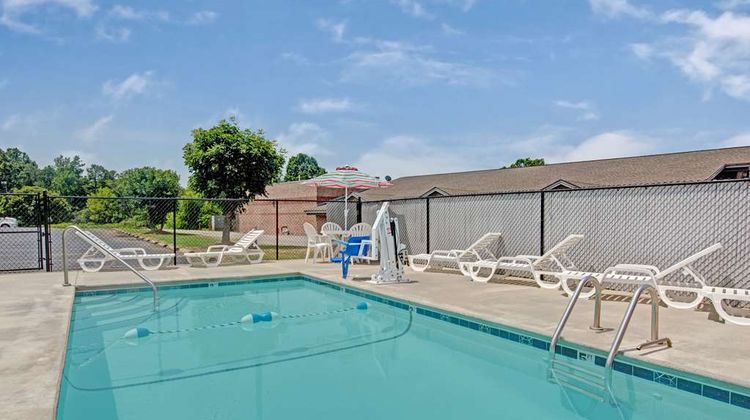 Super 8 Shelby Pool