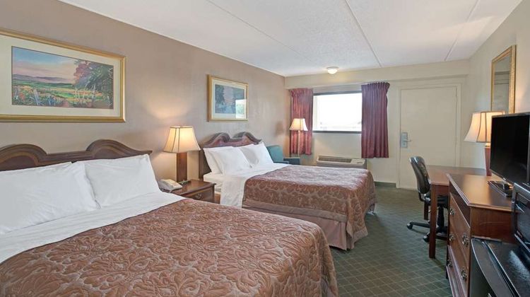 Super 8 Shelby Room