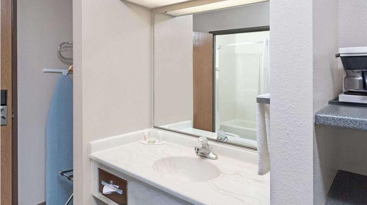 Super 8 Chicago OHare Airport Room