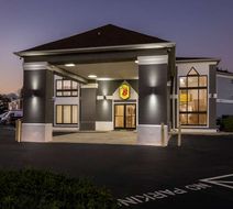 Super 8 Dickson Exterior