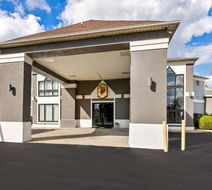 Super 8 Dickson Exterior
