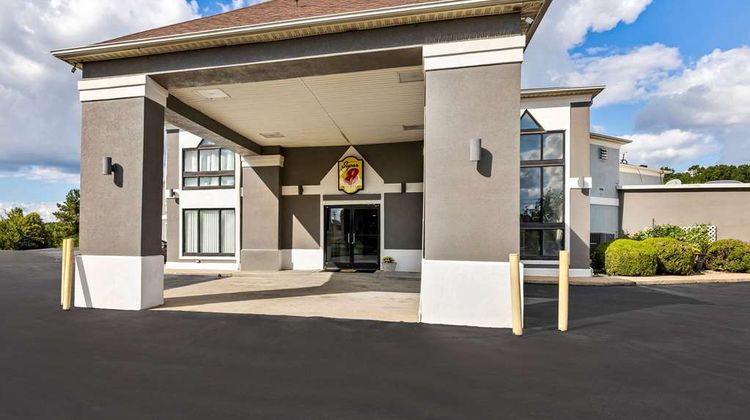 Super 8 Dickson Exterior
